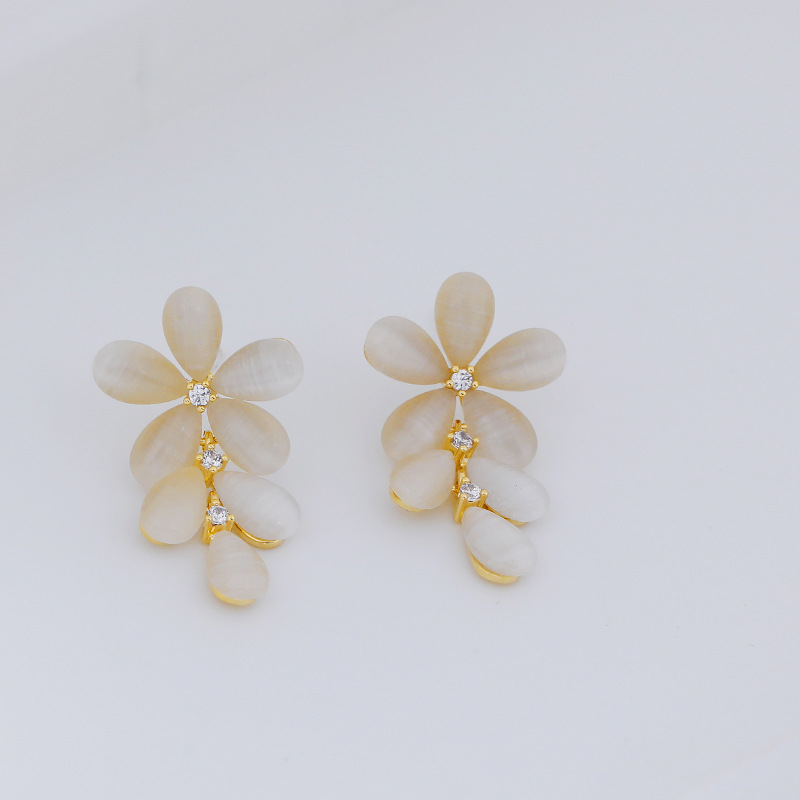 The 925 silver Needle, with its unique design sense, cat's eye stone flower earrings, is a fashionable and elegant high-end earpiece that has become a hit on Douyin Specification image