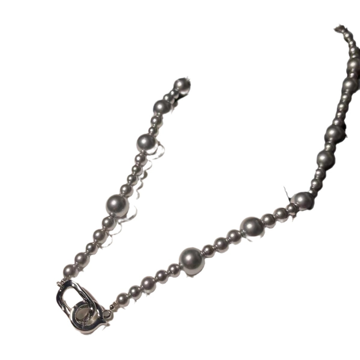 French romance is so abundant. The grey pearl necklaces come in various sizes and are versatile, elegant, trendy and fashionable in the workplace. The collarbone chain Item Picture