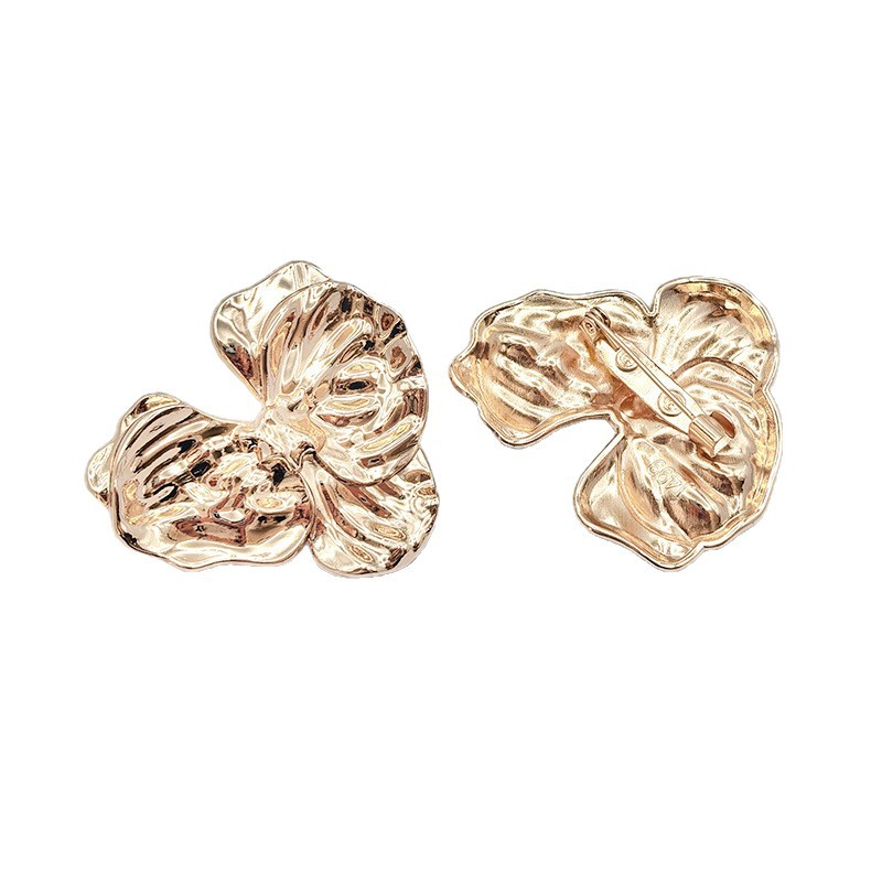 Fashionable new cross-border best-selling hollowed-out flower-shaped brooches, high-end and versatile pins, trendy accessories wholesale buttons Item Picture
