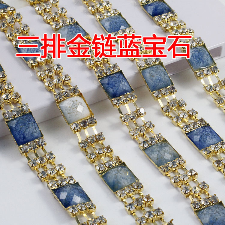 وتم تركيب سلاسل من الكراسي المغلفة بالذهب ومغلفة بالأغلفة المصنوعة من الكريستال Item Picture