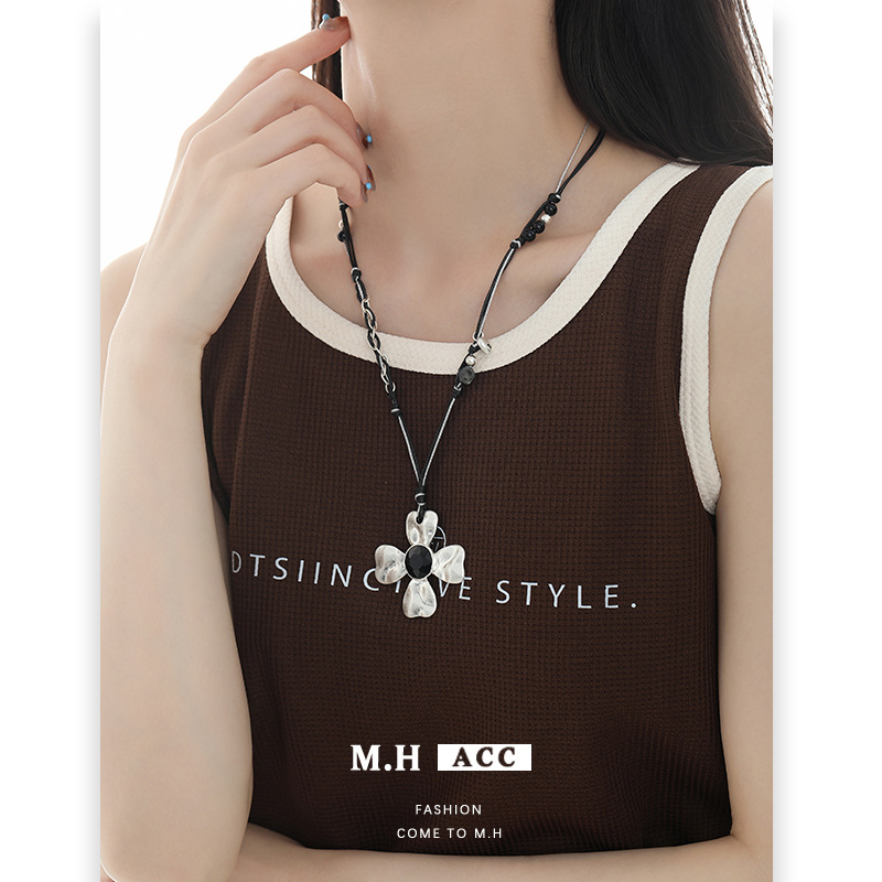 Four-leaf flower long pull-out necklace for women 2026, original design, light luxury, niche and high-end collarbone chain