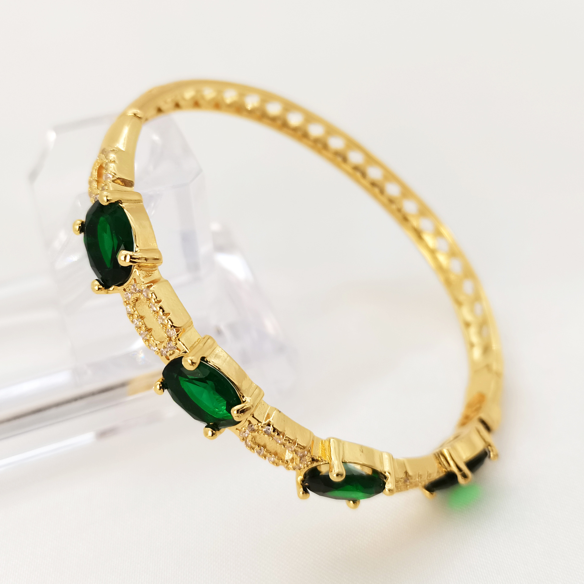 Emerald diamond-encrusted exquisite bracelet, real gold electroplated fashionable and light luxury style bracelet, hot-selling jewelry wholesale Application Scenario