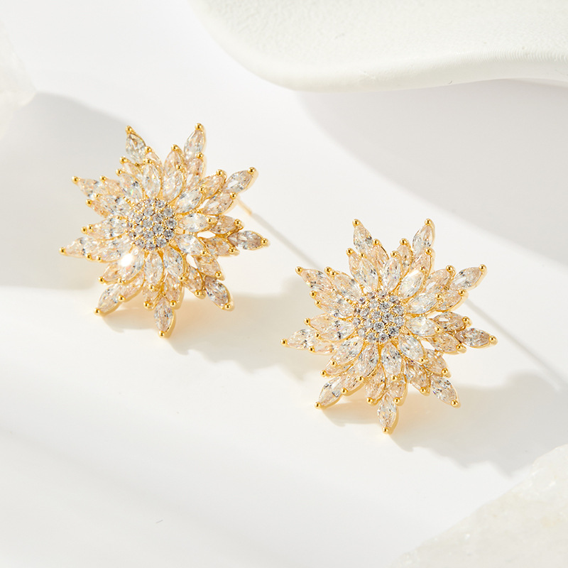 Fuente de fábrica rotary star mung snowflakes pendientes aleación de cobre chapado de oro real radiante lleno de zirconio s925 agujas de plata para mujeres orejeras Fuente de fábrica rotary star mung snowflakes pendientes aleación de cobre chapado de oro real radiante lleno de zirconio s925 agujas de plata para mujeres orejeras