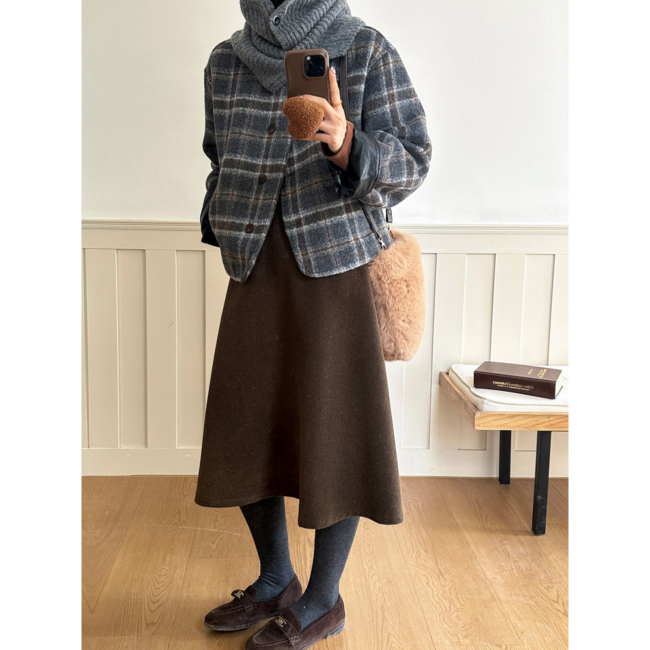 A new style of women's retro, casual and warm woolen coat with a color-blocking check pattern and thirteen lines Specification image