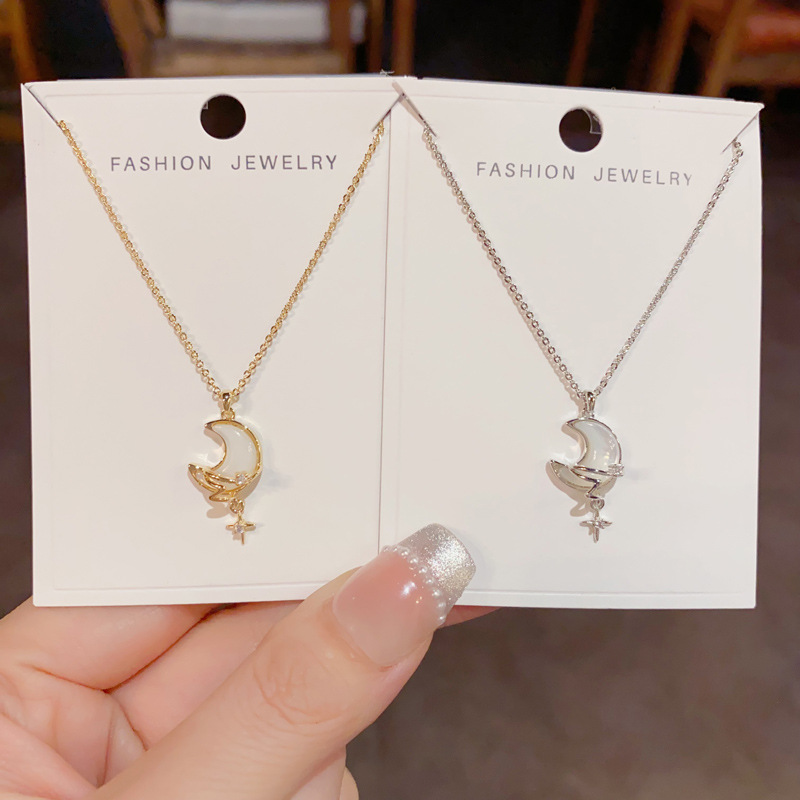 Summer new exquisite, fashionable and versatile mother-of-pearl star moon pendant necklace, unique, light luxury, gentle and versatile collarbone chain for women