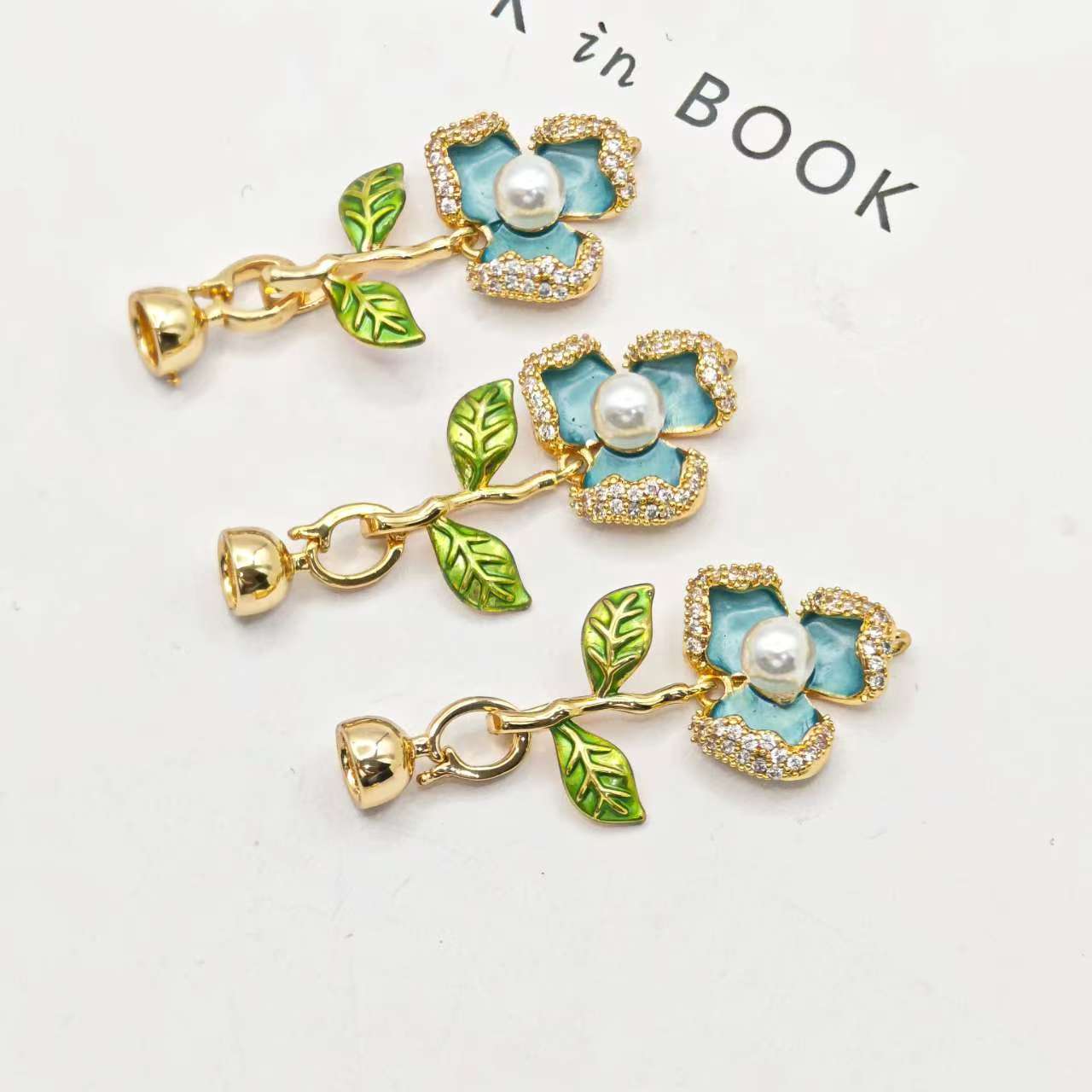 Pearl necklace clasp, natural pearl oil painting style drip oil, three-petal flower finish clasp, connecting clasp, sweater chain diy accessories details Picture