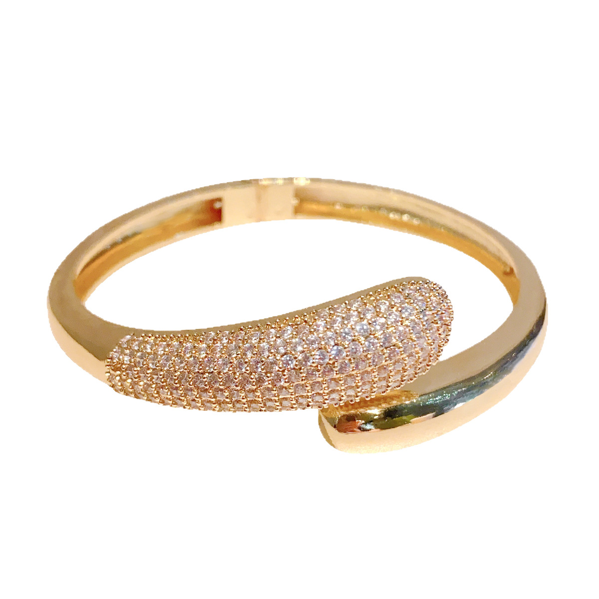 The cold and dazzling starry sky snake-shaped bracelet exudes a sophisticated and high-end feminine charm. It is a versatile and niche design that pairs well with layering Item Picture