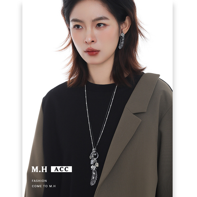 The Dark Feather necklace is a long, original design for women with a versatile commuting style. It is a light luxury, niche, and unique sweet and cool sweater chain Specification image