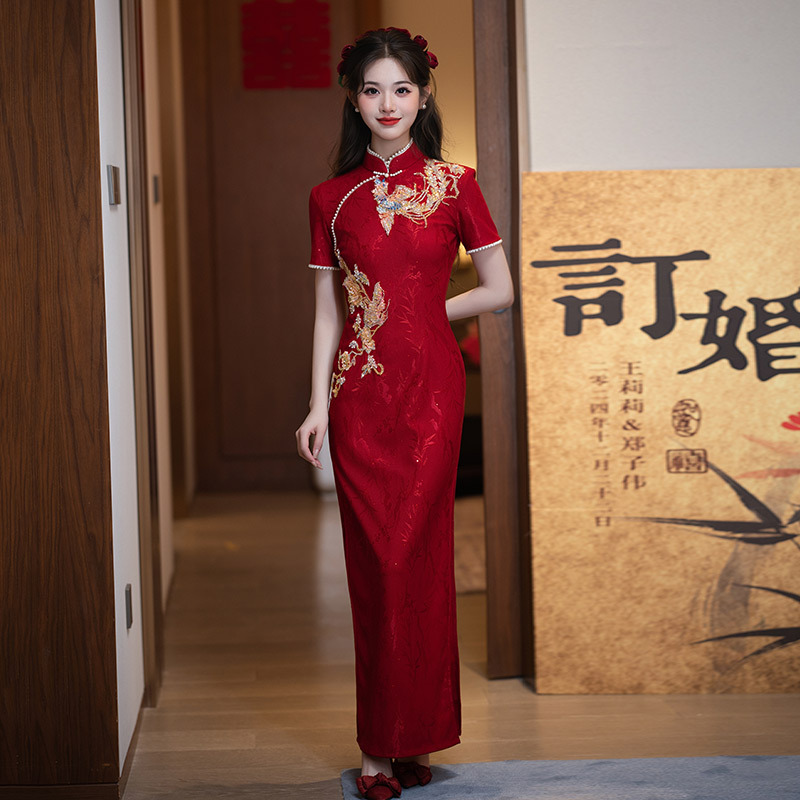 The 2025 new style of Chinese-style bride's toasting dress and engagement return dress with a high-end and stylish red embroidery