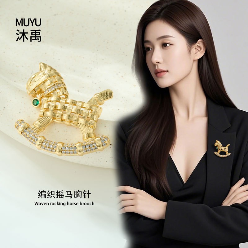 Original design, cute and playful woven pattern, zirconium-inlaid horse brooch, copper alloy, real gold electroplated exquisite brooch and brooch details Picture