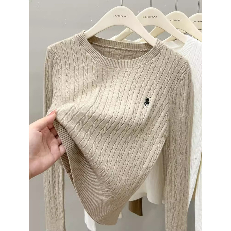 A loose embroidered knitted base layer for women can be paired with a new autumn and winter stylish long-sleeved white sweater with a twist pattern details Picture