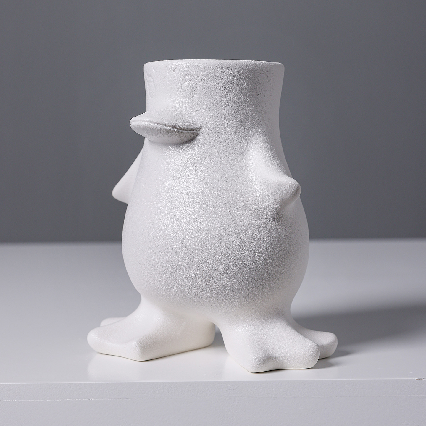 2025 Creative Penguin Ceramic Vase, Cute Cream-style living Room Desk Decoration, Fresh Flower Hydroponic Vase Application Scenario