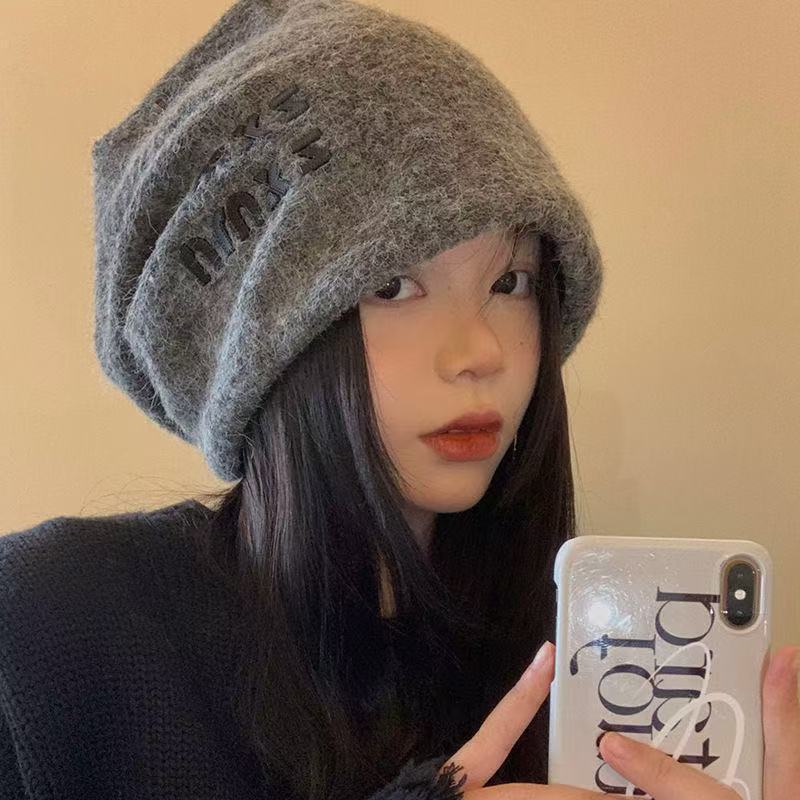 The laid-back grey pile hat is a versatile Japanese style for women in autumn and winter. It's a small cold hat with a big head and a warm headscarf details Picture