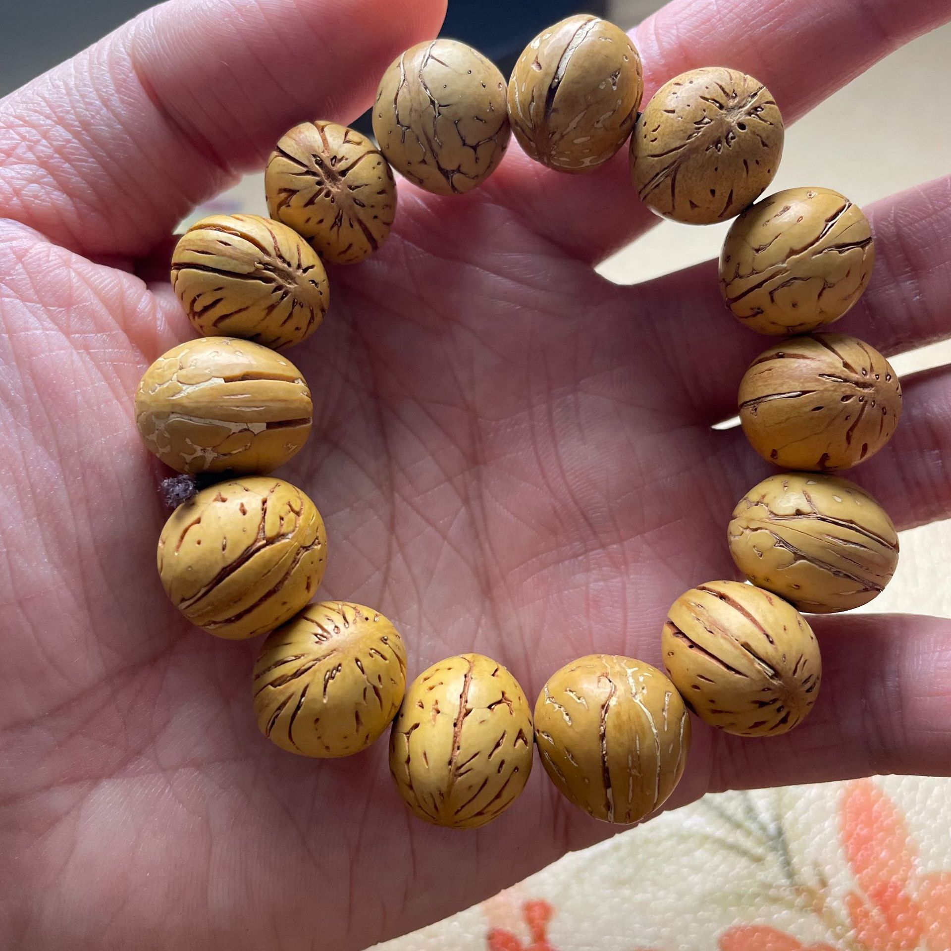 Natural cultural and artistic peach kernel bracelets, wholesale supply, playing, street vending, live streaming, welfare, men's and women's single-circle bracelets, bracelet scenic spots Application Scenario