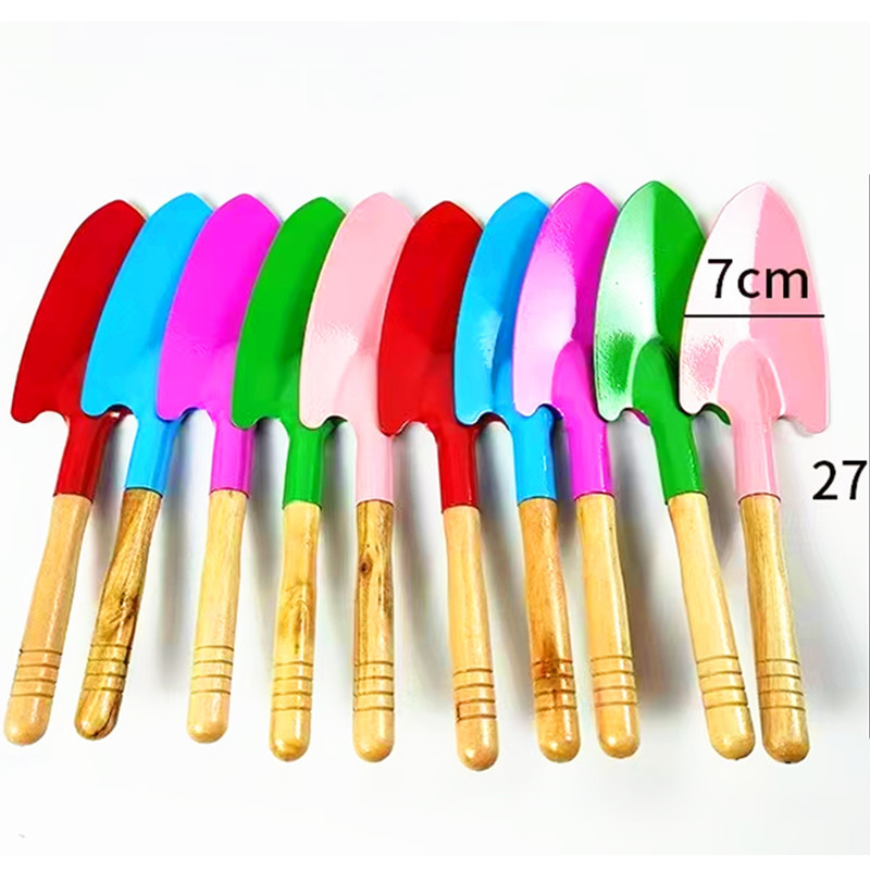 Cross-border small pointed iron shovel sand-digging tools, sand children's beach toys wholesale, outdoor children's play shovels, gardening, seaside shovels Application Scenario