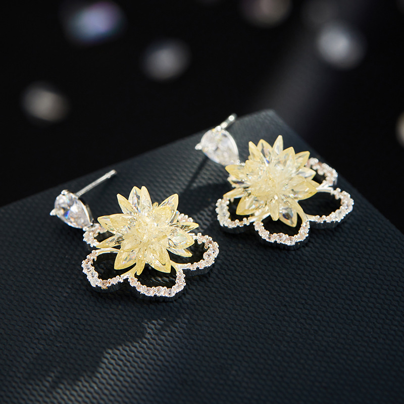 French-style high-end three-dimensional crystal flower stud earrings, copper alloy with zirconium inlaid s925 silver needle, elegant and versatile new earrings Application Scenario