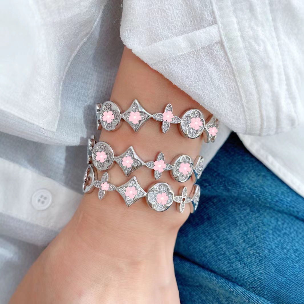 A new style of fashionable, high-end and stylish design with a small chanel-style floral pattern, hollowed-out and slightly inlaid circular ring bracelet full figure