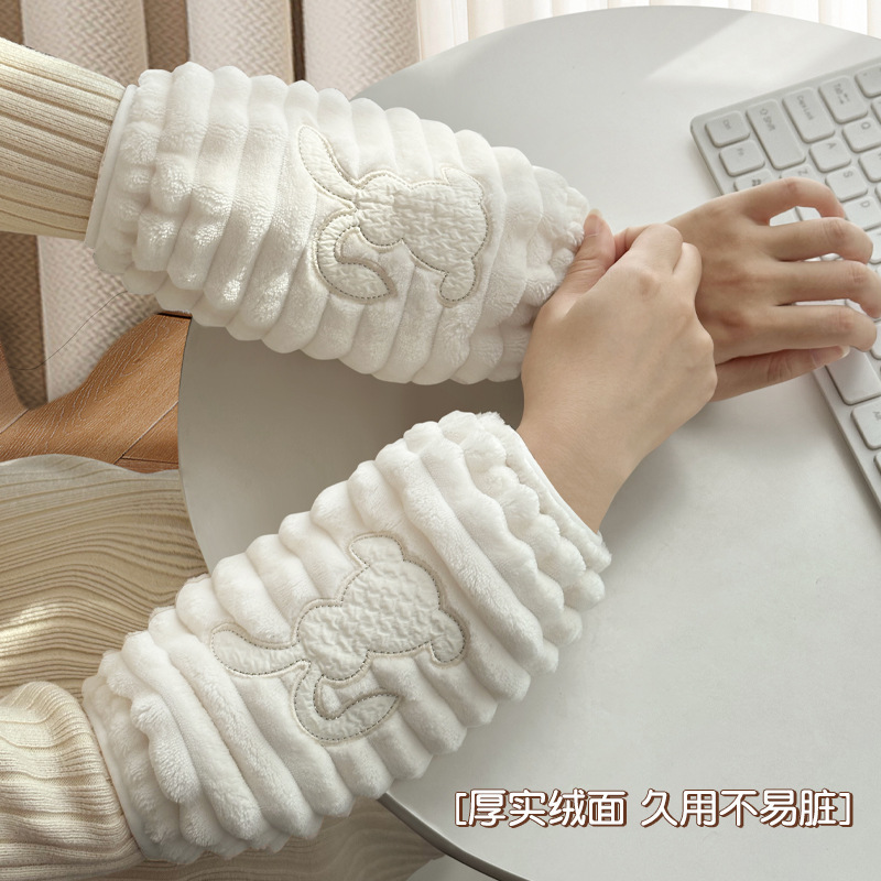 New style sleeve covers for women in autumn and winter. Fashionable sleeves for work and office work. Velvet anti-stain sleeve covers details Picture