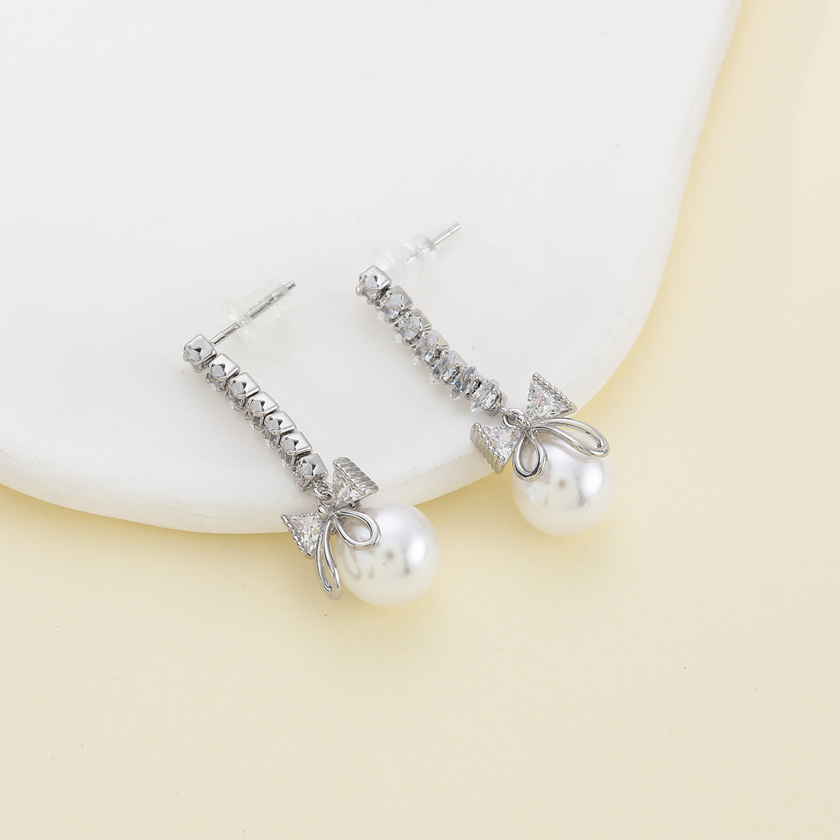 Gentle and lustrous pearl earrings, women's InS-style niche design sense S925 silver needle zircon bow earrings wholesale Specification drawing