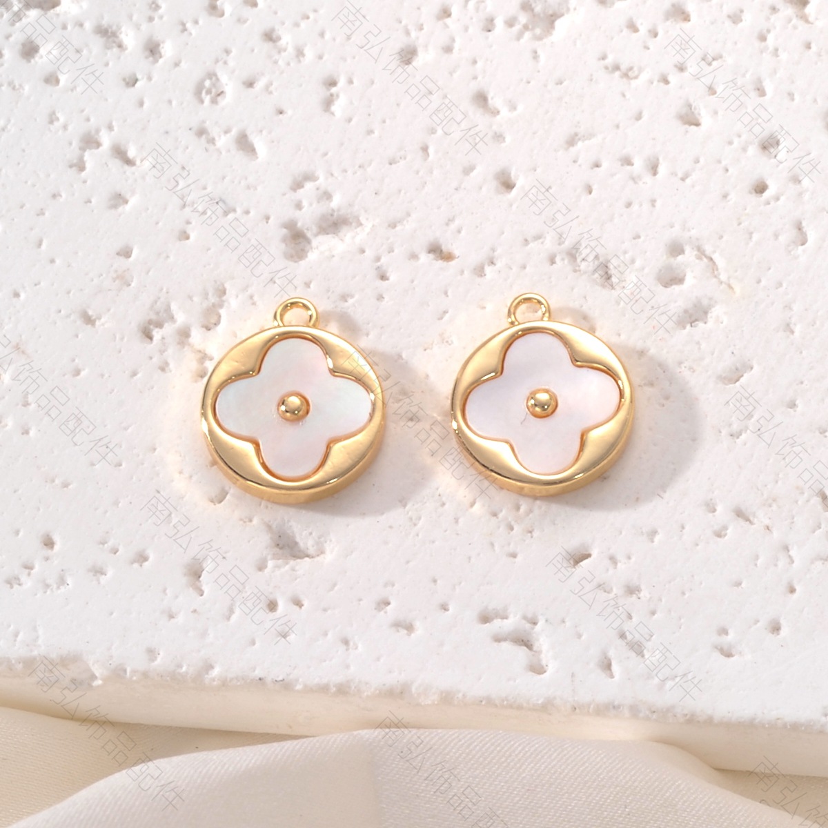Copper-plated 18k gold color-preserving pearl necklace pendant, white shell four-leaf clover round plate high-end DIY jewelry accessory Application Scenario