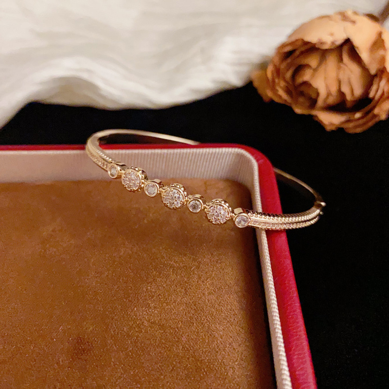 Wholesale of French retro European and American cross-border diamond-encrusted round bracelets for women, fashionable, light luxury and versatile design sense