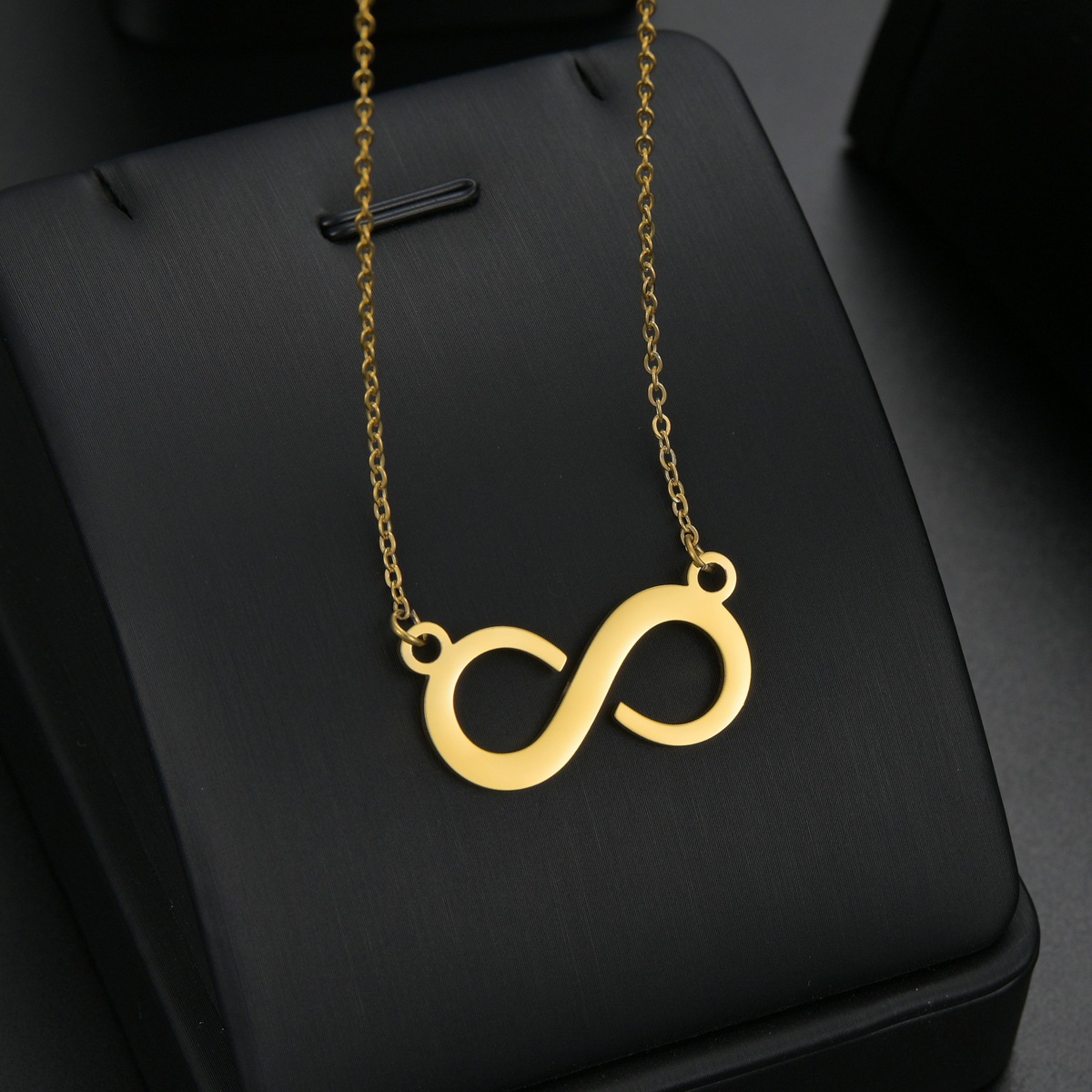 European and American popular simple figure-eight pendant, figure-eight titanium steel necklace, unlimited love necklace, exquisite collarbone chain manufacturer wholesale