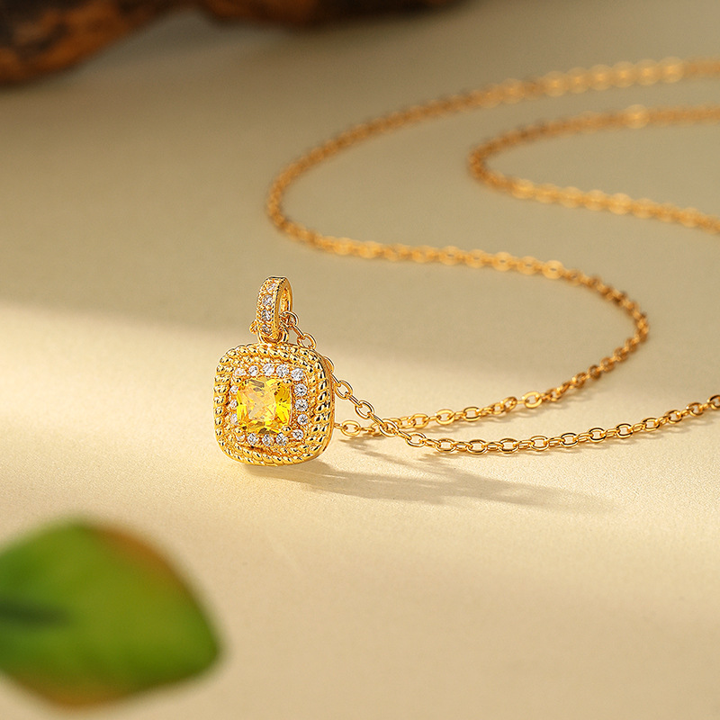 Copper gold-plated small sugar cube necklace for women, micro-inlaid zircon summer fashion, light luxury, collarbone chain for women, trendy square, fresh and sweet details Picture