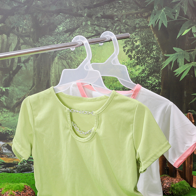 Plastic hangers are in stock and available for supply. Hangers are hung by garment factories for export. Wholesale of multi-functional hangers for clothing stores details Picture