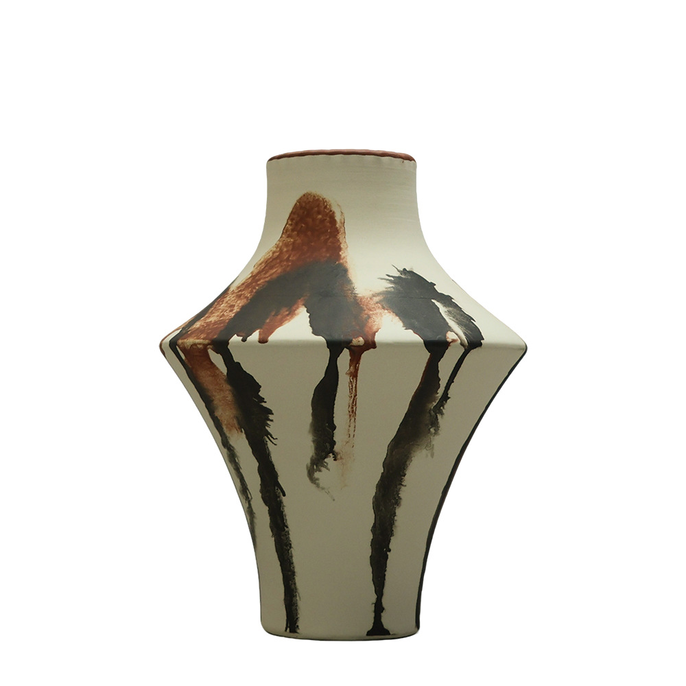 In 2025, designer soft furnishings are paired with ceramic vases, modern creative hand-painted color-blocked pattern decorative ornaments, and flower arrangements for homestays Item Picture