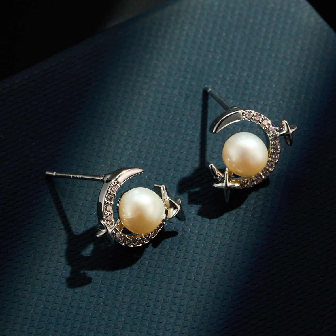 Dreamy and light luxury star and moon earrings, copper alloy, real gold electroplated, slightly inlaid zircon freshwater pearls, 925 silver needle women's earrings Application Scenario