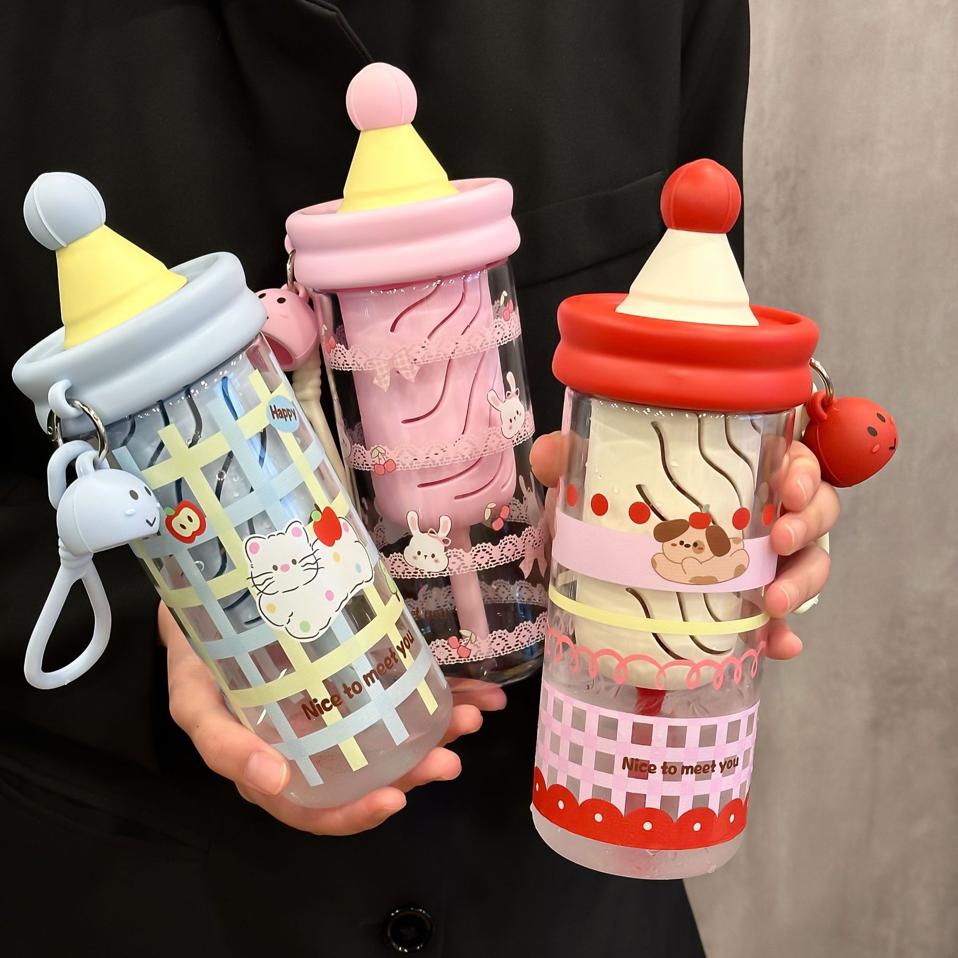 Summer large-capacity straw cup, Tritan high-temperature resistant and shockproof plastic cup, portable high appearance level water cup, girls' cup Application Scenario