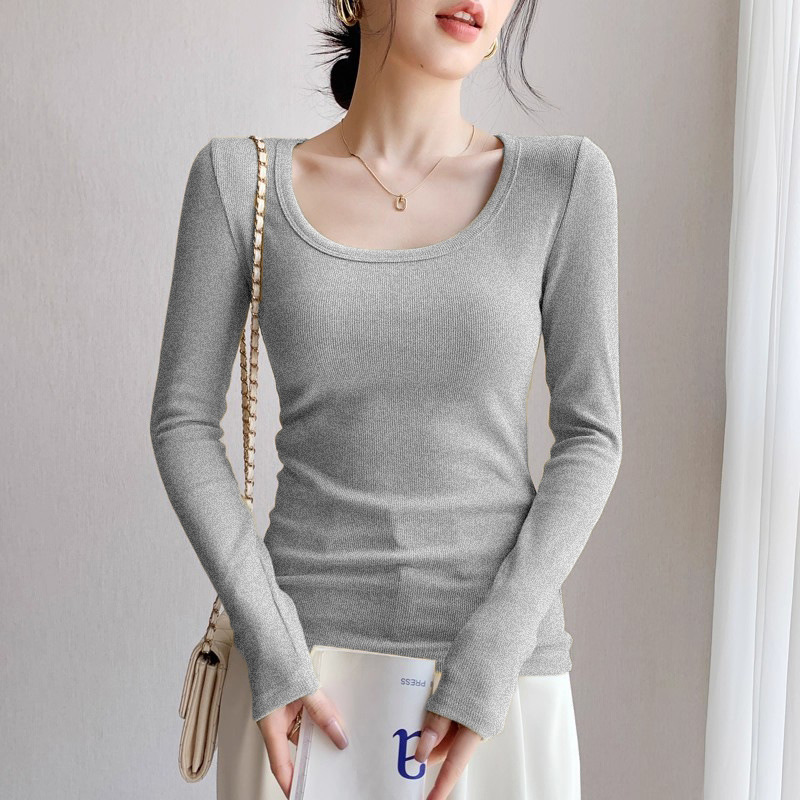 Wear a base layer of a women's overcoat, pair it with a U-neck long-sleeved shirt for autumn and winter, and wear a T-shirt with a fitted large neckline and a threaded top for spring and autumn details Picture