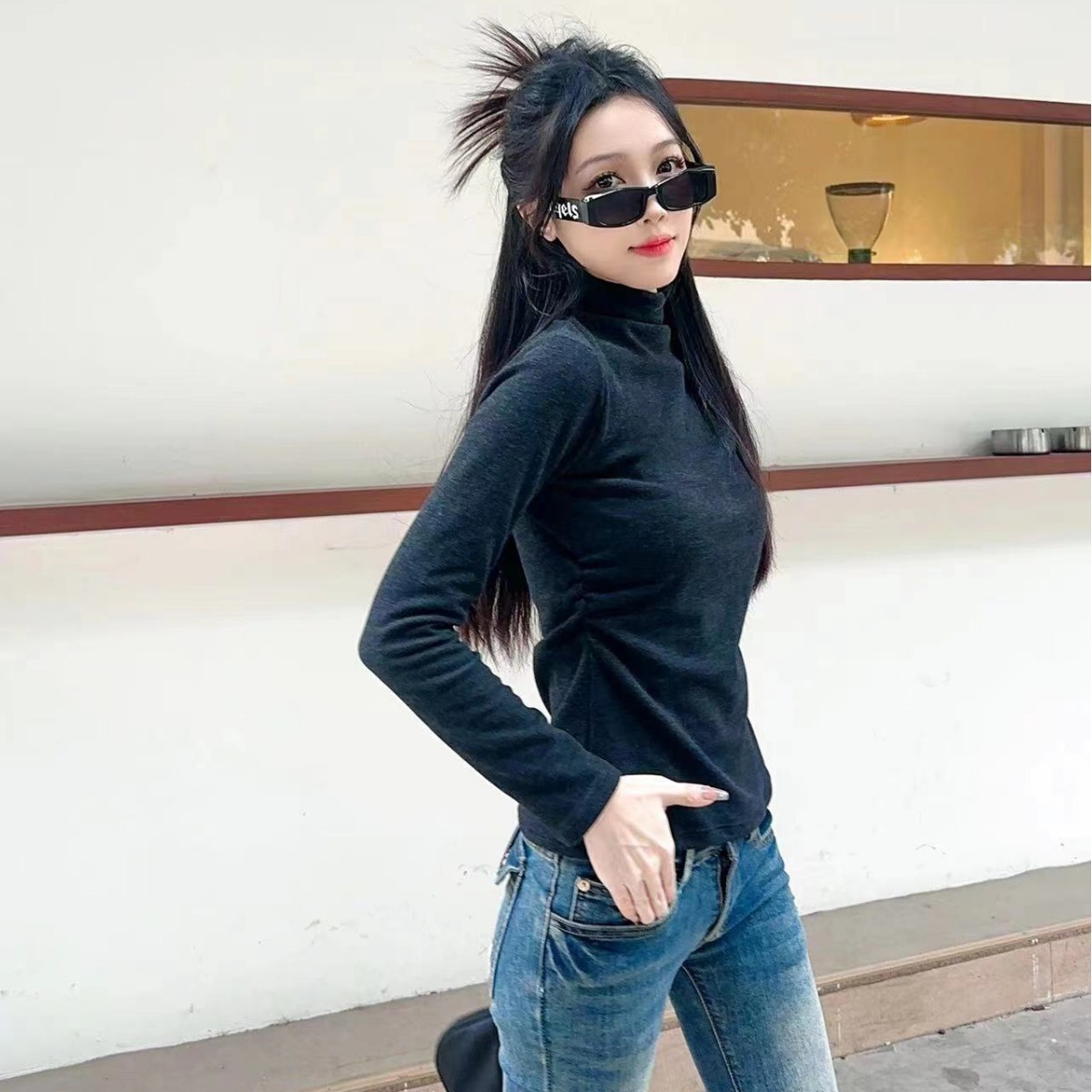 A new semi-high-neck, fleece and pleated slim-fit top for autumn and winter, paired with a brushed, thermostatic, threaded base layer for women Specification image