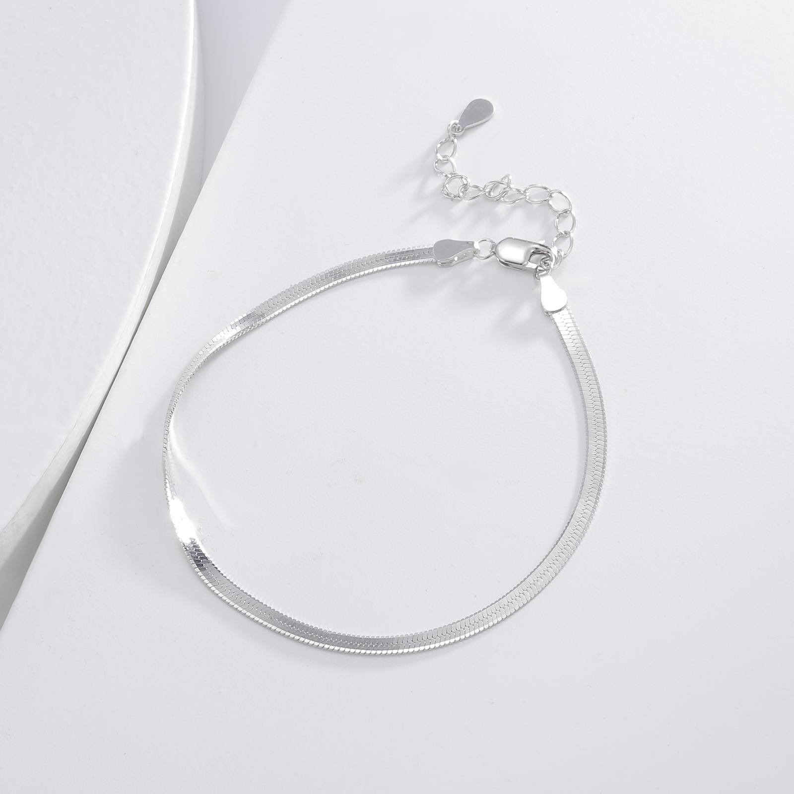 Flat geometric chain bracelet jewelry with European and American style design, fashionable and elegant, factory direct sales