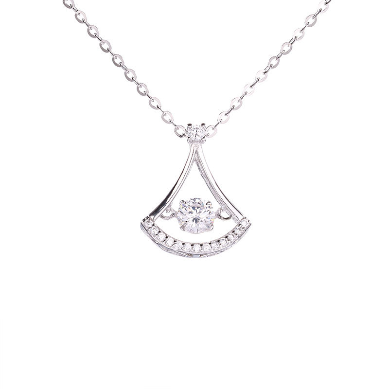 The S925 all-silver small cluster necklace design is a versatile birthday gift necklace with a light luxury style and a short design Item Picture