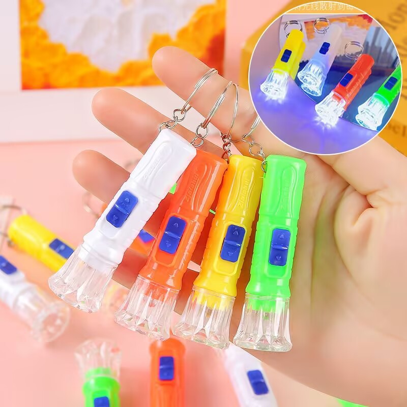 迷你小电灯钥匙扣小电筒LED塑料手电筒彩色发光儿童地摊小玩具