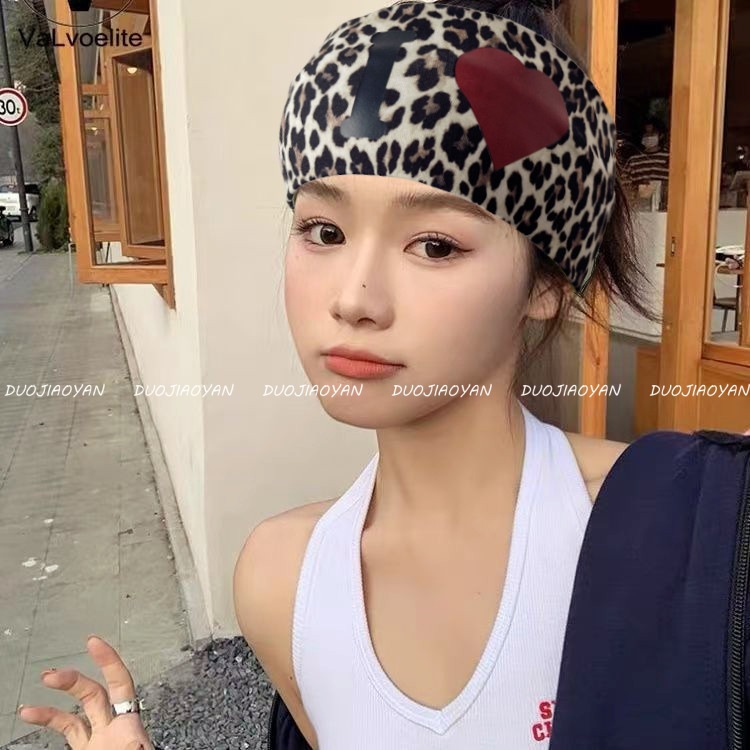 Valentine's Day heart-shaped printed hair band, retro leopard print spicy girl headscarf, high-end, elastic and versatile sports hair band Application Scenario