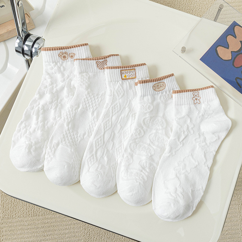 In Zhuji, the popular "Little White Socks" for girls in spring and autumn are cartoon Japanese-style student girls' short socks with shallow openings and low tops details Picture