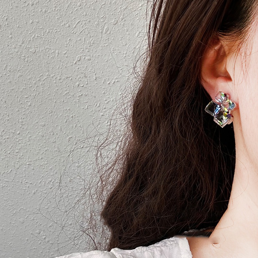 Sweet and cool style three-dimensional cube sugar irion-dollar ear studs, high-end design for women, niche fashion, gentle temperament, wholesale of earrings details Picture