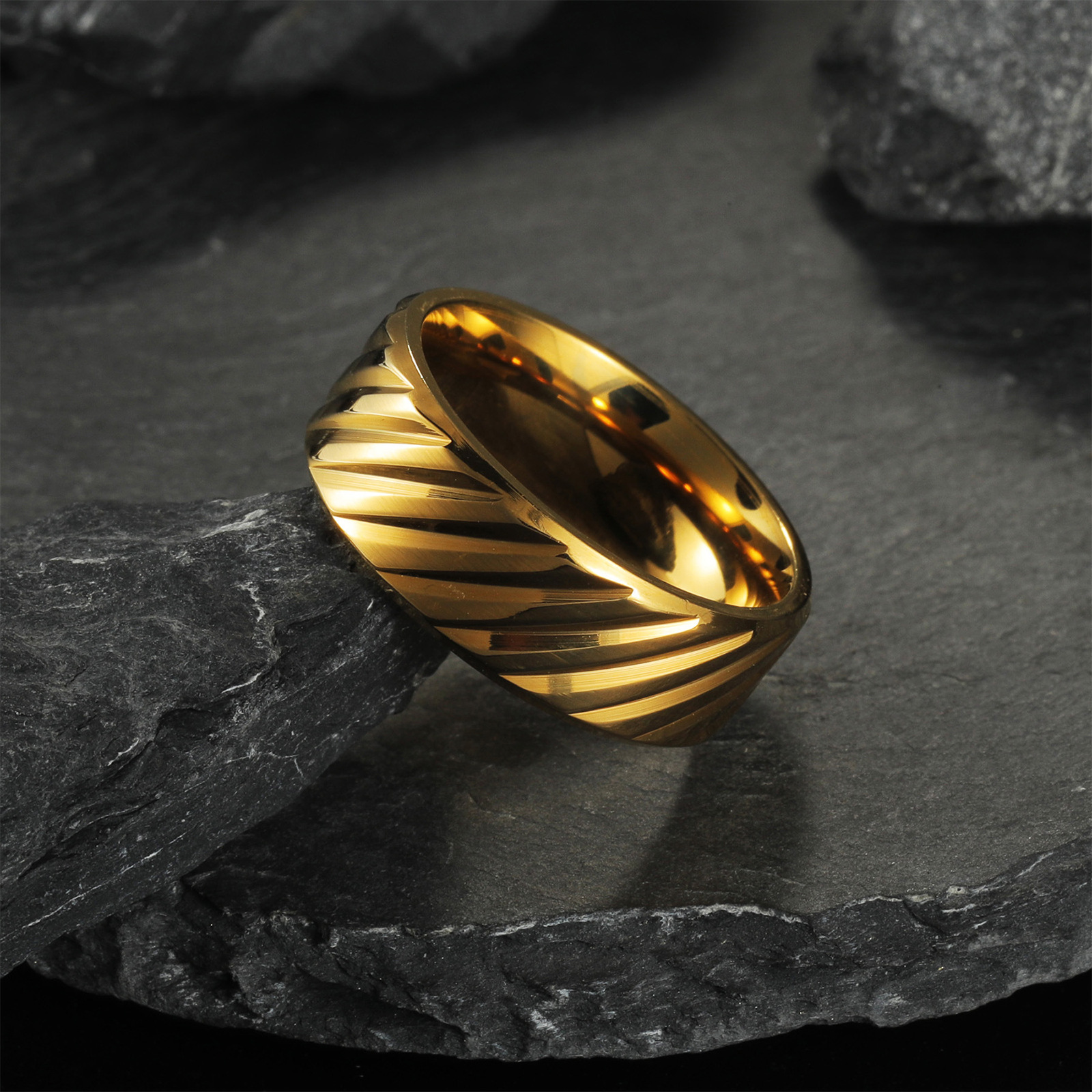 Original design of new European and American titanium steel men's rings with diagonal patterns and simple jewelry. Cross-border source manufacturer of jewelry wholesale Specification image