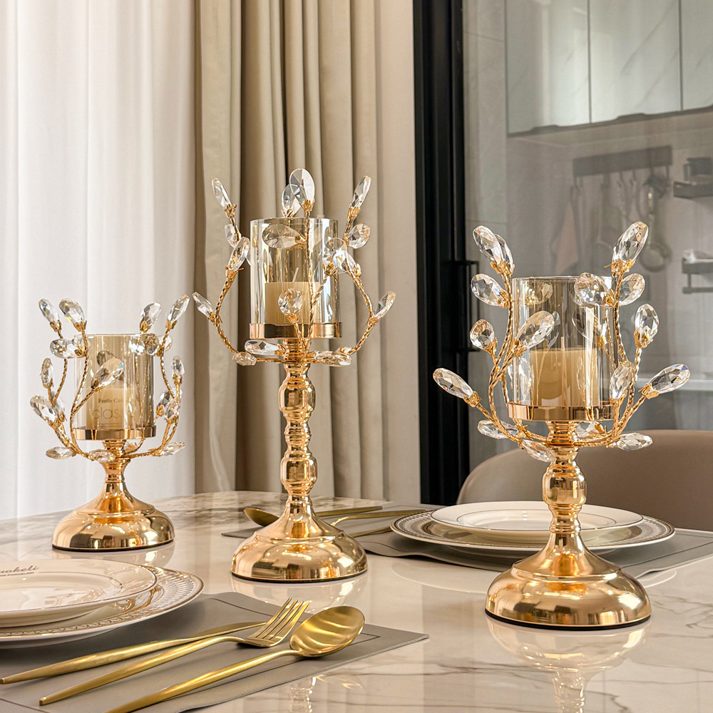 عشاء الشموع الرومانسي على ضوء الشموع في كافيتريا مهرجان عيد الميلاد، الشموع الكريستالية Specification image
