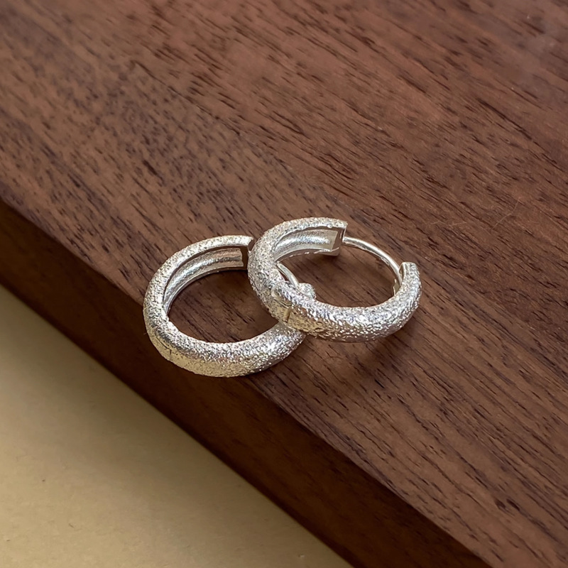 Simple and exquisite golden crushed ice gritty frosted plain ring earrings, fashionable and versatile, high-end ear buckles and earrings Application Scenario