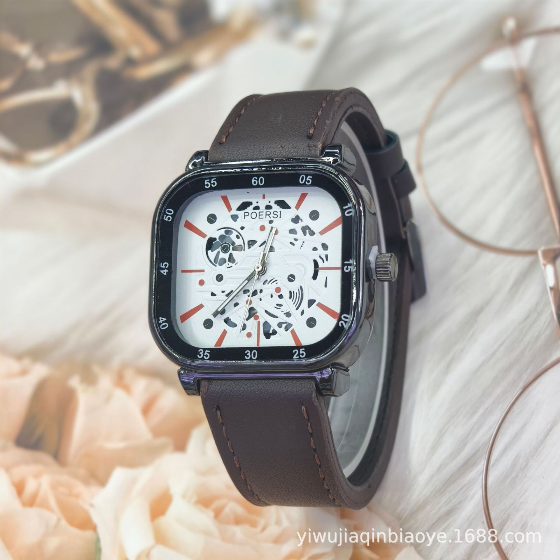 The new men's watch, a square quartz watch with a trendy and simple large dial, is a cross-border bestseller for teenagers and sports details Picture