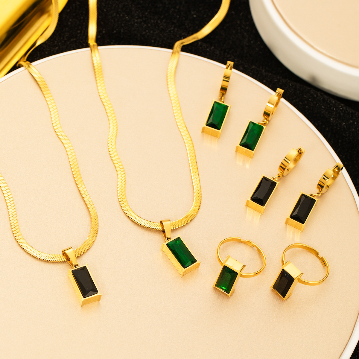 High-end European and American stainless steel green diamond square titanium steel necklace, women's summer collarbone chain, non-fading light luxury accessory