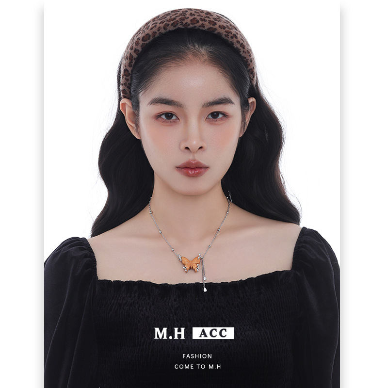 The original design of the wooden butterfly series is exquisite, unique, fashionable and high-end. It is a new autumn and winter versatile sweater chain details Picture