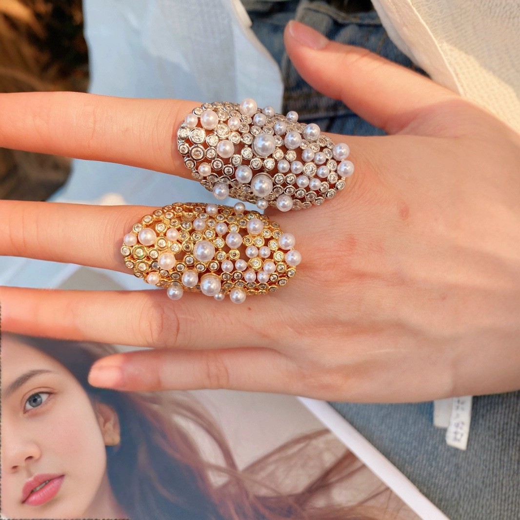 A 2024 new model of pearl flower diamond ring with a fashionable and high-end feel from cross-border bestsellers in Europe and America