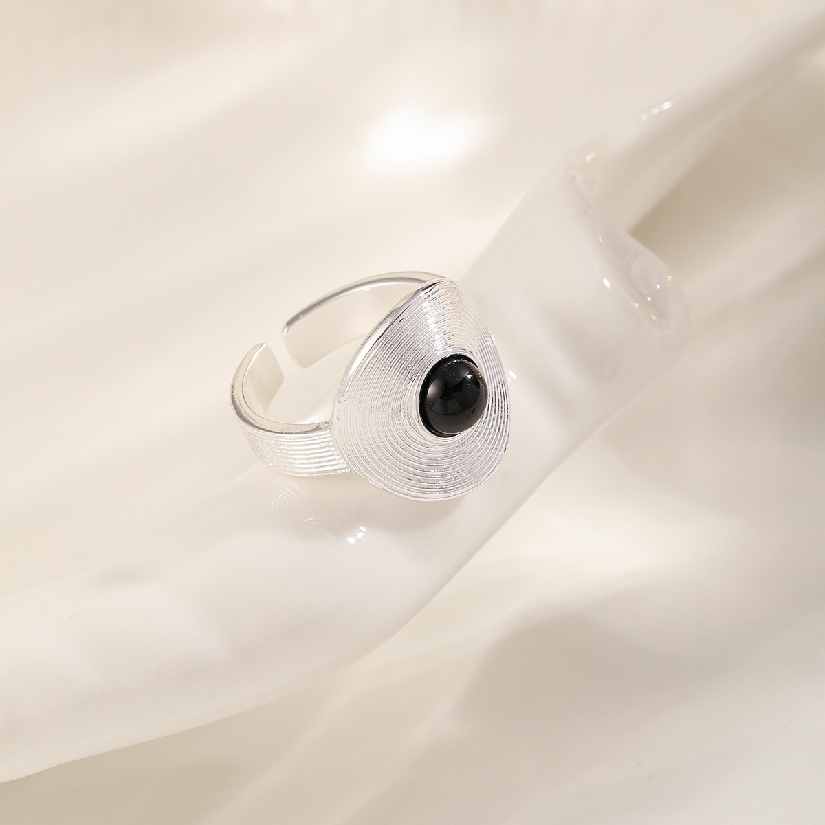 Nasha Cross-border exclusive Maelad-style ring with natural stone inlay, a niche, high-end, and light luxury women's ring Application Scenario