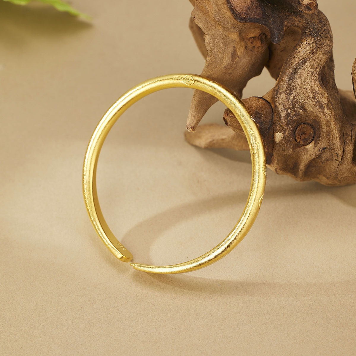 Vietnamese sand gold "Fu" character auspicious cloud bracelet, a traditional Chinese style imitation golden solid horse trampling auspicious cloud plain ring bracelet details Picture