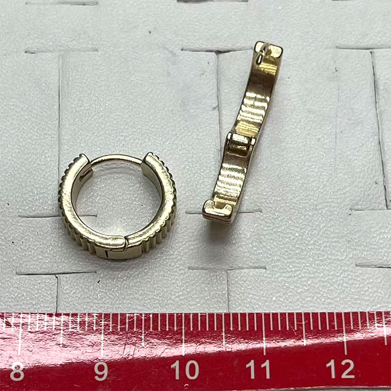 Cross-border bestsellers, Instagram-style earrings, versatile, simple and fashionable, golden earrings, round gold-plated earrings Application Scenario