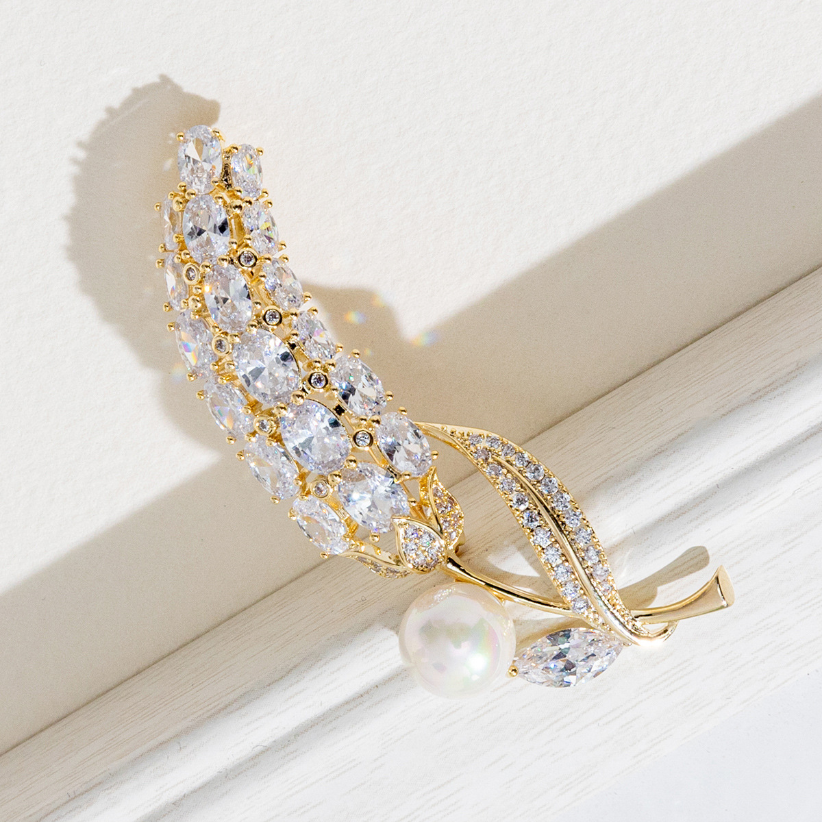 Xuhui Jewelry Copper zirconium gold-plated exquisite wheat ear brooch, high-end brooch, luxurious and light luxury corsages with a sense of design full figure